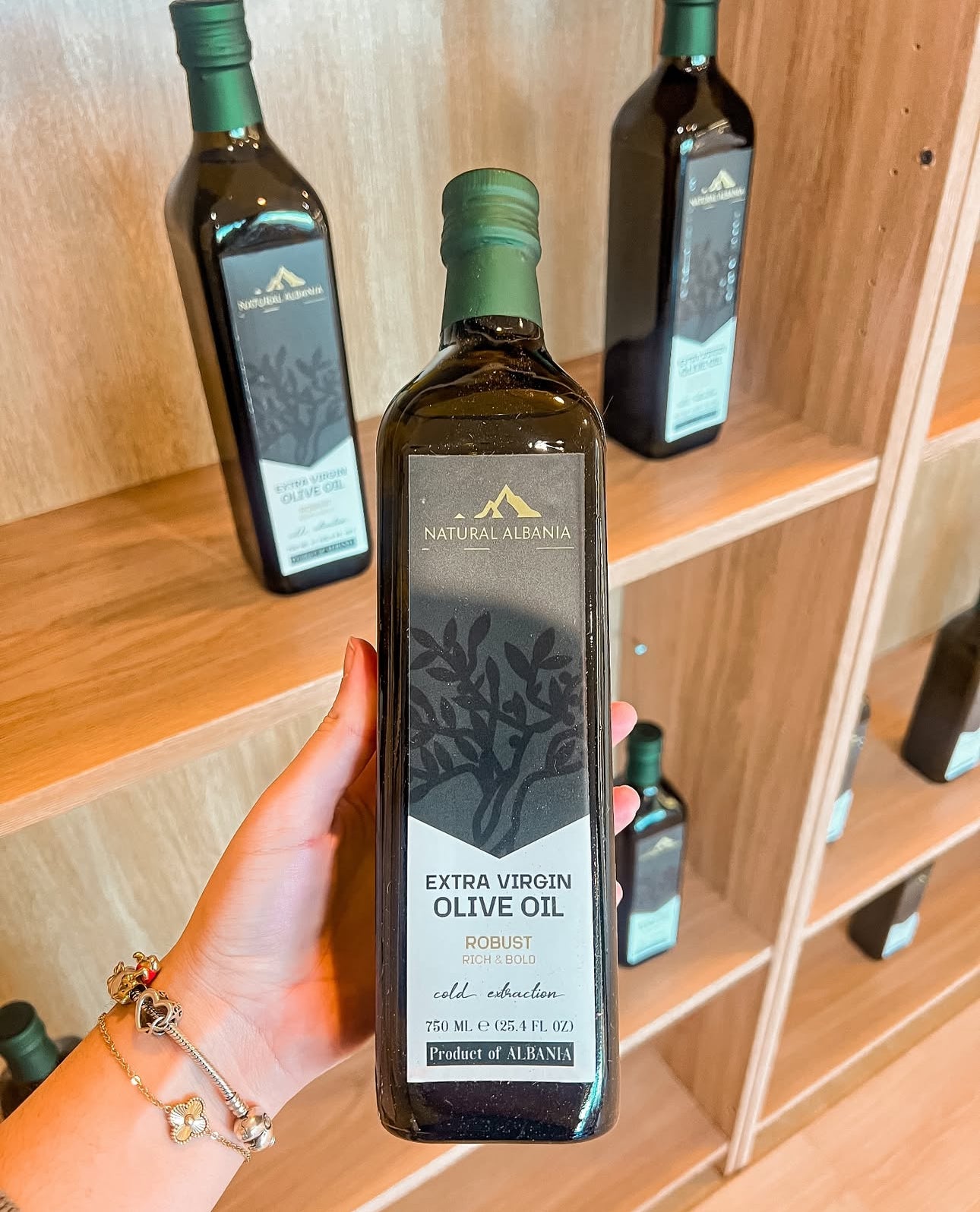 Extra Vierge Olijfolie – Robuust & Intens – Koudgeperst – 750ml-Product uit Albanië